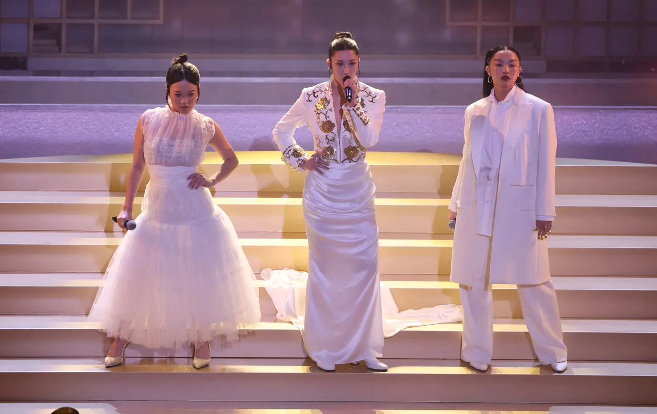 Golden live performance
The song Golden from the animated film KPop Demon Hunters was performed live at the ceremony by artists EJAE, Rei Ami, and Audrey Nuna. The energetic performance brought K-pop style choreography and visuals to the Oscars stage, making it one of the ceremony’s most talked-about musical acts